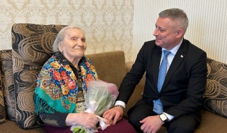 В Архангельске с наступающим праздником поздравили ветерана Великой Отечественной войны Анну Ивановну Шубину