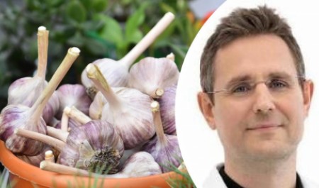 Чеснок от бляшек в сосудах, свекла от давления. Кардиолог объяснил, полезны ли сердцу народные средства