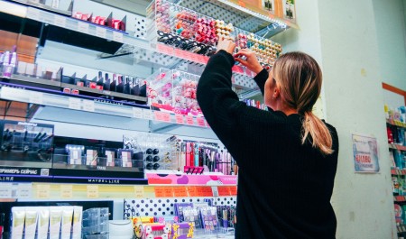 Герпес и конъюнктивит в подарок: в Роспотребнадзоре раскрыли правду о магазинах косметики 