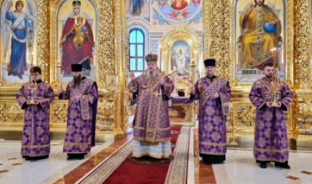 Митрополит Корнилий совершил всенощное бдение в канун недели святителя Григория Паламы 