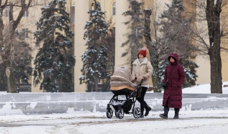 На работу — сразу из роддома? Почему молодые мамы не могут себе позволить сидеть в декрете три года