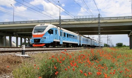 «8 часов простояли, нервничали и пили вино». К чему готовиться туристам, кто едет в Крым на поезде