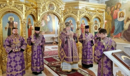 Митрополит Корнилий совершил вечернее богослужение в канун праздника обретения главы Иоанна Предтечи