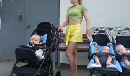 «Вечером они начали кричать все сразу». Многодетная мать в одиночку растит тройняшек, которых родила в 43 года