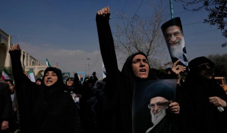 Россиян вывозят десятками тысяч, а ракеты летят даже в Турцию. Главное о войне с Ираном