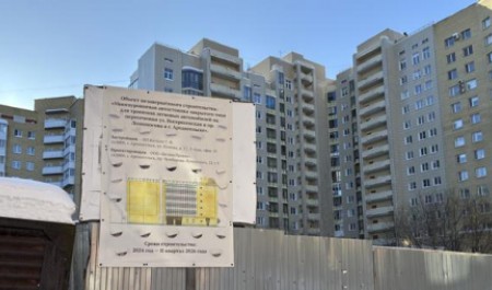 В центральном дворе Архангельска «ожила» заброшенная много лет назад стройка