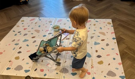 «Разрешаю сыну плакать и играть в дочки-матери». Молодая мама — о том, как воспитывает ребенка вопреки гендерным шаблонам