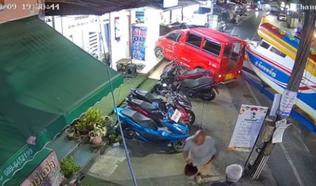 «Было как в замедленной съемке»: россиян сбил пикап в Таиланде. Видео, как машина сносит всё на своем пути