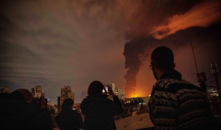 Тысячи мирных жителей погибли, а мировые нефтехранилища горят: главное о войне на Ближнем Востоке 