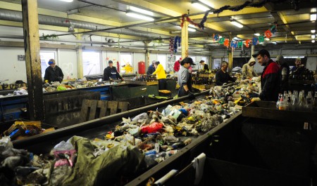 Соседям завода по обращению с отходами в Архангельской области предложат работу на предприятии