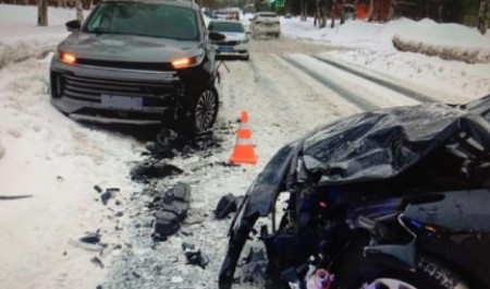 В Архангельске утренний маневр на дороге закончился столкновением двух иномарок