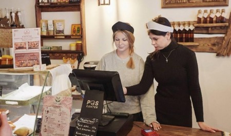 «Зайдут за кофе — зайдут и в храм». Как две студентки открыли при соборе пекарню — история 