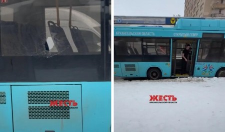 Пассажир разбил стекло в автобусе Архангельска — видео с остановки