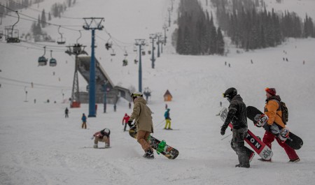 «Курорт строгого режима»: инструкторы-горнолыжники заявили о рабских условиях труда — почему за конфликт заплатят туристы