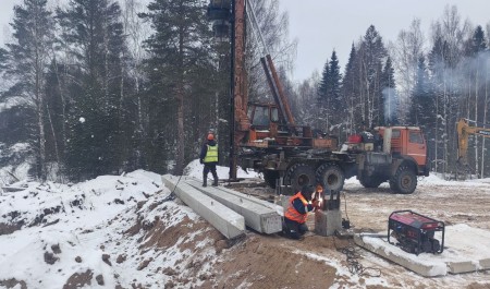 Подрядчик приступил к забивке свай моста через Лахому