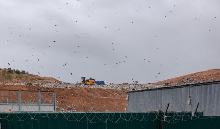 «Будут захоранивать». Что останется после сортировки мусора на новом заводе в Архангельской области