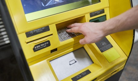 «Не просто неудобство, а огромный стресс». Почему банки отказываются выдавать ваши собственные деньги