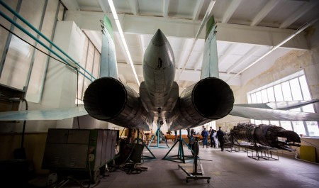 Порыв двигателя самолета обрушил эстакаду прямо на людей в Иркутске 