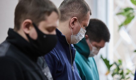 «Вон, вон квадрокоптер потащили!» Оперативники обокрали задержанного во время обыска: унесли даже шампанское (видео)