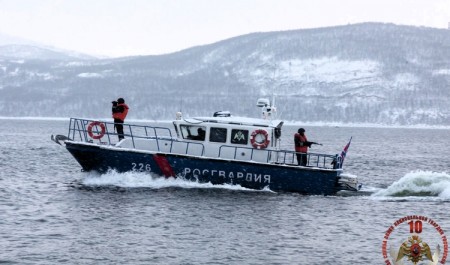 Архангельские росгвардейцы на сборах в Североморске отработали борьбу за живучесть в воде