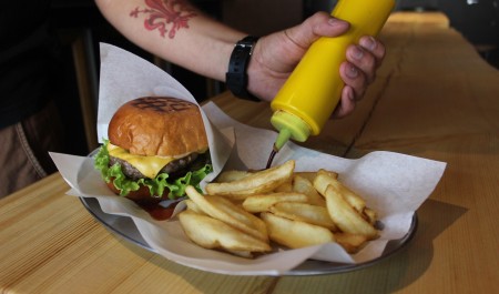 Для любителей фастфуда готовят возрастной барьер — жестче, чем для алкоголя. Новости 12 марта