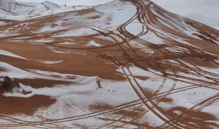 В пустыне Сахара выпал снег. Такого не было почти никогда — фото