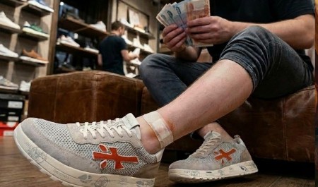 «Ногу будто выламывает»: покупатель отсудил у ЦУМа 176 тысяч рублей за кроссовки — дефектов оказалось даже больше, чем он думал