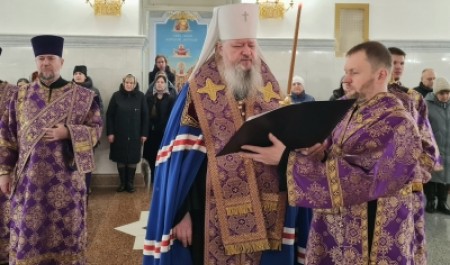 Митрополит Корнилий совершил заупокойное богослужение в канун третьей великопостной субботы 