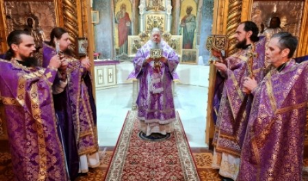 Митрополит Корнилий 14 марта совершил Литургию и панихиду в архангельском храме святителя Мартина Исповедника 