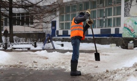 В Северодвинске идет борьба со снежной кашей