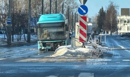 В центре Архангельска произошло ДТП с автобусом: как ситуацию прокомментировал перевозчик