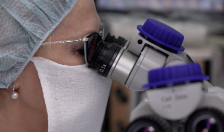 «Спасать человечество по локоть в крови». Сибирячка победила опухоль в кости и стала всемирно известным хирургом