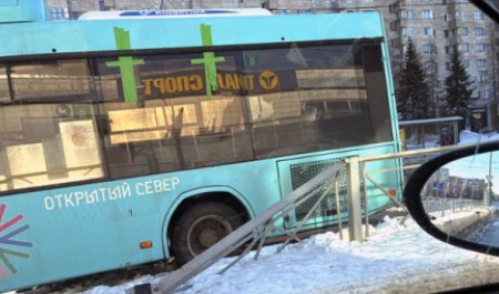 Автобус снес ограждение у остановки в самом центре Архангельска 