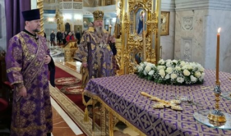 Митрополит Корнилий совершил всенощное бдение в канун недели Крестопоклонной