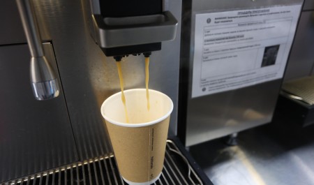 Реже покупают кофе навынос и варят дома: сколько готовы тратить на напиток читатели 29.RU