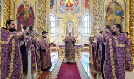 Митрополит Корнилий в неделю Крестопоклонную совершил Божественную литургию в Архангельске