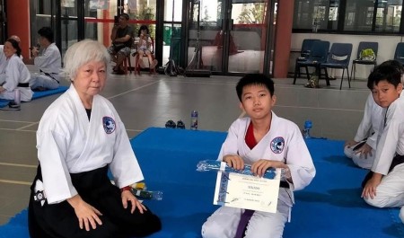 В 60 лет эта женщина с больными коленями начала заниматься айкидо. Теперь ей 73, и у нее черный пояс В 60 лет эта женщина с больными коленями начала заниматься айкидо. Теперь ей 73, и у нее черный пояс
