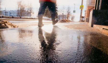 «Весна не вовремя пришла». Что думают недовольные жители Архангельска о снеге и лужах на дорогах