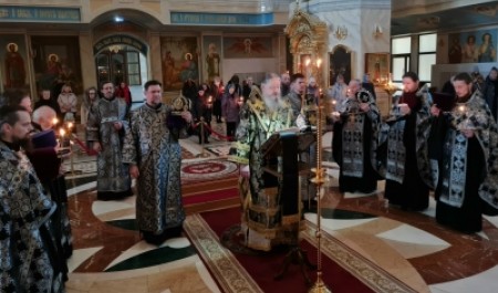 Митрополит Корнилий 15 марта совершил пассию в Михаило-Архангельском кафедральном соборе