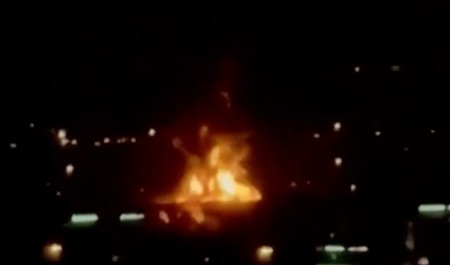 Дубай снова горит: беспилотники атаковали аэропорт, сотни туристов застряли. Кадры