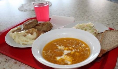 Заведующая столовой из Мирного кормилась за счет заведения