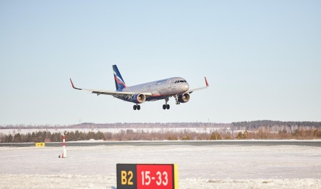 Самолет готовится к аварийной посадке в Санкт-Петербурге: проблемы у борта возникли сразу на взлете. Подробности