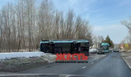 В Архангельске перевернулся автобус