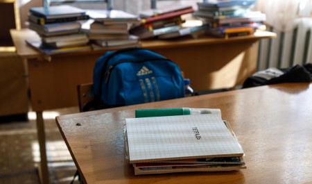 Ребенка унижали, мочились ему в ранец, раздевали догола на видео, били. Но школа и суд в Ставрополе сочли это детской шалостью 