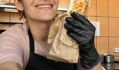 «Сплю по 4 часа». Как блогер стала шаурмистом и раскрутила убыточный ларек «Сплю по 4 часа». Как блогер стала шаурмистом и раскрутила убыточный ларек