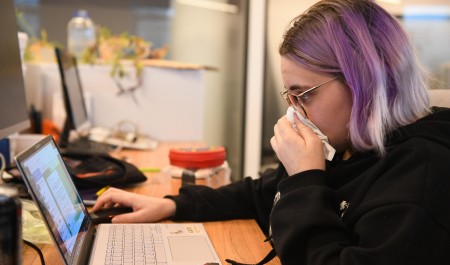 Заразились на работе? Юрист объяснила, как засудить нездорового коллегу