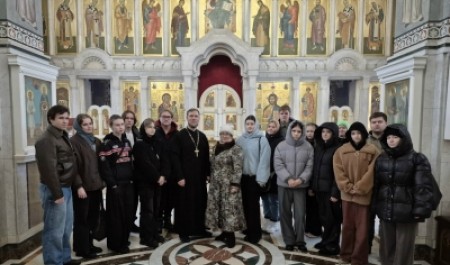 Священник Кирилл Кочнев проводит для архангелогородцев и гостей города экскурсии по Успенскому храму областной столицы 