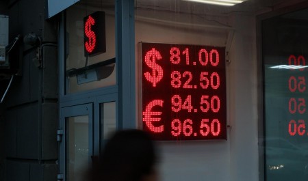 Рубль снова выше 81 за доллар. Что происходит с курсом и чего ждать дальше жителям Архангельской области