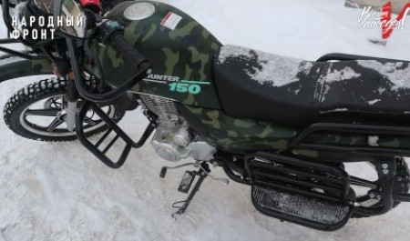 Бойцы из Поморья на позициях радуются новомй байку