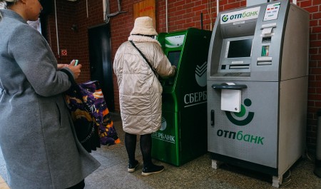 Мошенники использовали пенсионерку из Архангельска как курьера — она забирала крупные суммы денег